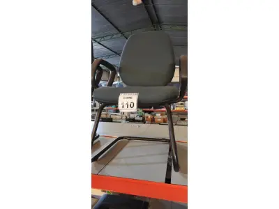 LOTE 110 - 01 CADEIRA DE ESCRITÓRIO COM PÉS FIXOS. (NO ESTADO) ATENÇÃO! FAZER A VISITAÇÃO ANTES DE ARREMATAR, NÃO SABEMOS SE FUNCIONA, LEILÃO NÃO TEM GARANTIA E NEM DEVOLUÇÃO, SUJEITO A POSSÍVEIS AVARIAS VISÍVEIS/OCULTAS E/OU AUSÊNCIA DE COMPONENTES.