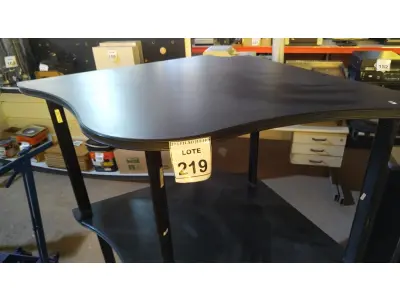 LOTE 219 - 01 MESA DE ESCRITÓRIO DE CANTO NA COR PRETA. (NO ESTADO) ATENÇÃO! FAZER A VISITAÇÃO ANTES DE ARREMATAR, NÃO SABEMOS SE FUNCIONA, LEILÃO NÃO TEM GARANTIA E NEM DEVOLUÇÃO, SUJEITO A POSSÍVEIS AVARIAS VISÍVEIS/OCULTAS E/OU AUSÊNCIA DE COMPONENTES.