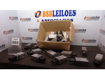 LOTE 065 - 01 LOTE COM GRANDE QUANTIDADE DE CÂMERAS DE MONITORAMENTO DE MARCAS E MODELOS VARIADOS (NO ESTADO) ATENÇÃO! FAZER A VISITAÇÃO ANTES DE ARREMATAR, NÃO SABEMOS SE FUNCIONA, LEILÃO NÃO TEM GARANTIA E NEM DEVOLUÇÃO, SUJEITO A POSSÍVEIS AVARIAS VISÍVEIS/OCULTAS E/OU AUSÊNCIA DE COMPONENTES.