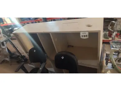 LOTE 133 - 02 BANCADAS 1,5M COM PORTA E 02 CADEIRAS DE ESCRITÓRIO GIRATÓRIAS COM RODINHAS. (NO ESTADO) ATENÇÃO! FAZER A VISITAÇÃO ANTES DE ARREMATAR, NÃO SABEMOS SE FUNCIONA, LEILÃO NÃO TEM GARANTIA E NEM DEVOLUÇÃO, SUJEITO A POSSÍVEIS AVARIAS VISÍVEIS/OCULTAS E/OU AUSÊNCIA DE COMPONENTES.