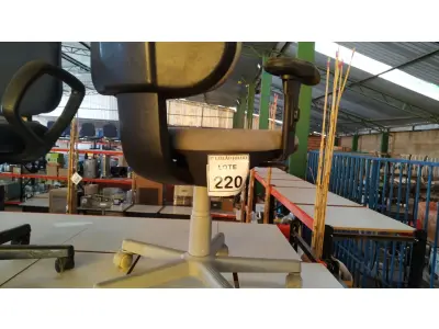 LOTE 220 - 01 CADEIRA DE ESCRITÓRIO GIRATÓRIA COM RODINHAS. (NO ESTADO) ATENÇÃO! FAZER A VISITAÇÃO ANTES DE ARREMATAR, NÃO SABEMOS SE FUNCIONA, LEILÃO NÃO TEM GARANTIA E NEM DEVOLUÇÃO, SUJEITO A POSSÍVEIS AVARIAS VISÍVEIS/OCULTAS E/OU AUSÊNCIA DE COMPONENTES.