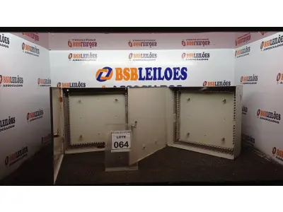 LOTE 064 - 02 QUADROS DE DISTRIBUIÇÃO DE METAL SENDO 01 COM PLACA ELETRÔNICA. (NO ESTADO) ATENÇÃO! FAZER A VISITAÇÃO ANTES DE ARREMATAR, NÃO SABEMOS SE FUNCIONA, LEILÃO NÃO TEM GARANTIA E NEM DEVOLUÇÃO, SUJEITO A POSSÍVEIS AVARIAS VISÍVEIS/OCULTAS E/OU AUSÊNCIA DE COMPONENTES.