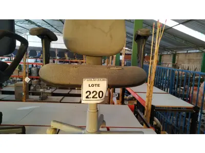 LOTE 220 - 01 CADEIRA DE ESCRITÓRIO GIRATÓRIA COM RODINHAS. (NO ESTADO) ATENÇÃO! FAZER A VISITAÇÃO ANTES DE ARREMATAR, NÃO SABEMOS SE FUNCIONA, LEILÃO NÃO TEM GARANTIA E NEM DEVOLUÇÃO, SUJEITO A POSSÍVEIS AVARIAS VISÍVEIS/OCULTAS E/OU AUSÊNCIA DE COMPONENTES.