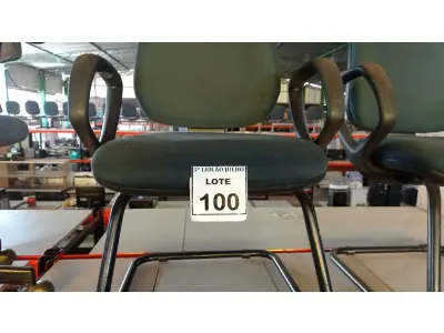 LOTE 100 - 01 CADEIRA DE ESCRITÓRIO COM PÉS FIXOS. (NO ESTADO) ATENÇÃO! FAZER A VISITAÇÃO ANTES DE ARREMATAR, NÃO SABEMOS SE FUNCIONA, LEILÃO NÃO TEM GARANTIA E NEM DEVOLUÇÃO, SUJEITO A POSSÍVEIS AVARIAS VISÍVEIS/OCULTAS E/OU AUSÊNCIA DE COMPONENTES.