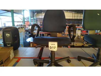 LOTE 010 - 01 CADEIRA GIRATÓRIA COM RODINHAS. (NO ESTADO) ATENÇÃO! FAZER A VISITAÇÃO ANTES DE ARREMATAR, NÃO SABEMOS SE FUNCIONA, LEILÃO NÃO TEM GARANTIA E NEM DEVOLUÇÃO, SUJEITO A POSSÍVEIS AVARIAS VISÍVEIS/OCULTAS E/OU AUSÊNCIA DE COMPONENTES.