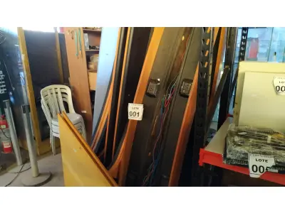 LOTE 001 - 01 MESA DE REUNIÕES EM MADEIRA E TAMPO DE VIDRO. (NO ESTADO) ATENÇÃO! FAZER A VISITAÇÃO ANTES DE ARREMATAR, NÃO SABEMOS SE FUNCIONA, LEILÃO NÃO TEM GARANTIA E NEM DEVOLUÇÃO, SUJEITO A POSSÍVEIS AVARIAS VISÍVEIS/OCULTAS E/OU AUSÊNCIA DE COMPONENTES.