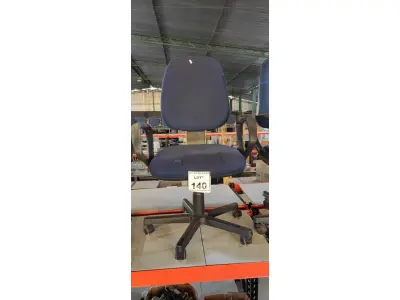 LOTE 140 - 01 CADEIRA DE ESCRITÓRIO GIRATÓRIA COM RODINHAS. (NO ESTADO) ATENÇÃO! FAZER A VISITAÇÃO ANTES DE ARREMATAR, NÃO SABEMOS SE FUNCIONA, LEILÃO NÃO TEM GARANTIA E NEM DEVOLUÇÃO, SUJEITO A POSSÍVEIS AVARIAS VISÍVEIS/OCULTAS E/OU AUSÊNCIA DE COMPONENTES.
