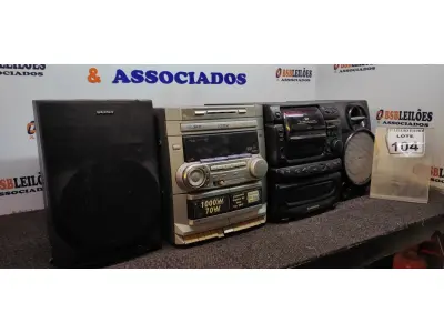 LOTE 104 - 02 APARELHOS DE SOM E 06 CAIXAS AVULSAS. (NO ESTADO) ATENÇÃO! FAZER A VISITAÇÃO ANTES DE ARREMATAR, NÃO SABEMOS SE FUNCIONA. LEILÃO NÃO TEM GARANTIA E NEM DEVOLUÇÃO, SUJEITO A POSSÍVEIS AVARIAS VISÍVEIS/OCULTAS E/OU AUSÊNCIA DE COMPONENTES.