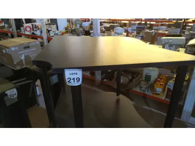 LOTE 219 - 01 MESA DE ESCRITÓRIO DE CANTO NA COR PRETA. (NO ESTADO) ATENÇÃO! FAZER A VISITAÇÃO ANTES DE ARREMATAR, NÃO SABEMOS SE FUNCIONA, LEILÃO NÃO TEM GARANTIA E NEM DEVOLUÇÃO, SUJEITO A POSSÍVEIS AVARIAS VISÍVEIS/OCULTAS E/OU AUSÊNCIA DE COMPONENTES.