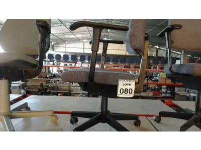 LOTE 080 - 01 CADEIRA GIRATÓRIA COM RODINHAS. (NO ESTADO) ATENÇÃO! FAZER A VISITAÇÃO ANTES DE ARREMATAR, NÃO SABEMOS SE FUNCIONA, LEILÃO NÃO TEM GARANTIA E NEM DEVOLUÇÃO, SUJEITO A POSSÍVEIS AVARIAS VISÍVEIS/OCULTAS E/OU AUSÊNCIA DE COMPONENTES.