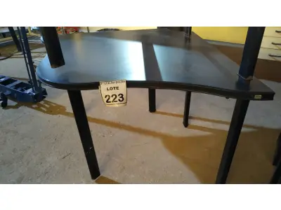 LOTE 223 - 01 MESA DE ESCRITÓRIO DE CANTO NA COR PRETA. (NO ESTADO) ATENÇÃO! FAZER A VISITAÇÃO ANTES DE ARREMATAR, NÃO SABEMOS SE FUNCIONA, LEILÃO NÃO TEM GARANTIA E NEM DEVOLUÇÃO, SUJEITO A POSSÍVEIS AVARIAS VISÍVEIS/OCULTAS E/OU AUSÊNCIA DE COMPONENTES.