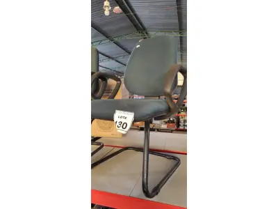 LOTE 130 - 01 CADEIRA DE ESCRITÓRIO COM PÉS FIXOS. (NO ESTADO) ATENÇÃO! FAZER A VISITAÇÃO ANTES DE ARREMATAR, NÃO SABEMOS SE FUNCIONA, LEILÃO NÃO TEM GARANTIA E NEM DEVOLUÇÃO, SUJEITO A POSSÍVEIS AVARIAS VISÍVEIS/OCULTAS E/OU AUSÊNCIA DE COMPONENTES.
