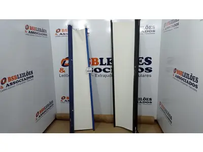 LOTE 054 - 02 TELAS DE PROJEÇÃO RETRÁTIL. (NO ESTADO) ATENÇÃO! FAZER A VISITAÇÃO ANTES DE ARREMATAR, NÃO SABEMOS SE FUNCIONA, LEILÃO NÃO TEM GARANTIA E NEM DEVOLUÇÃO, SUJEITO A POSSÍVEIS AVARIAS VISÍVEIS/OCULTAS E/OU AUSÊNCIA DE COMPONENTES.