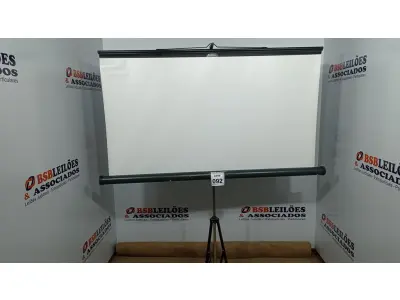 LOTE 092 - 01 TELA DE PROJEÇÃO RETRÁTIL. (NO ESTADO) ATENÇÃO! FAZER A VISITAÇÃO ANTES DE ARREMATAR, NÃO SABEMOS SE FUNCIONA, LEILÃO NÃO TEM GARANTIA E NEM DEVOLUÇÃO, SUJEITO A POSSÍVEIS AVARIAS VISÍVEIS/OCULTAS E/OU AUSÊNCIA DE COMPONENTES.