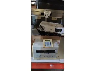 LOTE 112 - 01 COIFA EM INOX, 01 PROJETOR, UMA IMPRESSORA DE CHEQUES, E GRANDE QUANTIDADE DE CAIXINHAS DE SOM PARA PC. (NO ESTADO) ATENÇÃO! FAZER A VISITAÇÃO ANTES DE ARREMATAR, NÃO SABEMOS SE FUNCIONA, LEILÃO NÃO TEM GARANTIA E NEM DEVOLUÇÃO, SUJEITO A POSSÍVEIS AVARIAS VISÍVEIS/OCULTAS E/OU AUSÊNCIA DE COMPONENTES.