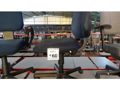 LOTE 160 - 01 CADEIRA DE ESCRITÓRIO GIRATÓRIA COM RODINHAS. (NO ESTADO) ATENÇÃO! FAZER A VISITAÇÃO ANTES DE ARREMATAR, NÃO SABEMOS SE FUNCIONA, LEILÃO NÃO TEM GARANTIA E NEM DEVOLUÇÃO, SUJEITO A POSSÍVEIS AVARIAS VISÍVEIS/OCULTAS E/OU AUSÊNCIA DE COMPONENTES.