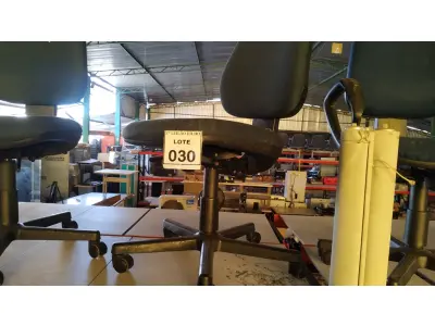 LOTE 030 - 01 CADEIRA GIRATÓRIA COM RODINHAS. (NO ESTADO) ATENÇÃO! FAZER A VISITAÇÃO ANTES DE ARREMATAR, NÃO SABEMOS SE FUNCIONA, LEILÃO NÃO TEM GARANTIA E NEM DEVOLUÇÃO, SUJEITO A POSSÍVEIS AVARIAS VISÍVEIS/OCULTAS E/OU AUSÊNCIA DE COMPONENTES.