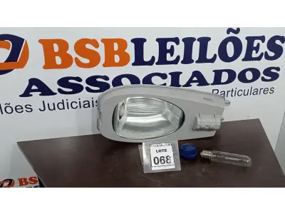 LOTE 068 - 01 LUMINÁRIA PRA POSTE. (NO ESTADO) ATENÇÃO! FAZER A VISITAÇÃO ANTES DE ARREMATAR, NÃO SABEMOS SE FUNCIONA, LEILÃO NÃO TEM GARANTIA E NEM DEVOLUÇÃO, SUJEITO A POSSÍVEIS AVARIAS VISÍVEIS/OCULTAS E/OU AUSÊNCIA DE COMPONENTES.