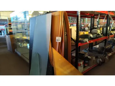 LOTE 001 - 01 MESA DE REUNIÕES EM MADEIRA E TAMPO DE VIDRO. (NO ESTADO) ATENÇÃO! FAZER A VISITAÇÃO ANTES DE ARREMATAR, NÃO SABEMOS SE FUNCIONA, LEILÃO NÃO TEM GARANTIA E NEM DEVOLUÇÃO, SUJEITO A POSSÍVEIS AVARIAS VISÍVEIS/OCULTAS E/OU AUSÊNCIA DE COMPONENTES.