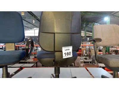 LOTE 160 - 01 CADEIRA DE ESCRITÓRIO GIRATÓRIA COM RODINHAS. (NO ESTADO) ATENÇÃO! FAZER A VISITAÇÃO ANTES DE ARREMATAR, NÃO SABEMOS SE FUNCIONA, LEILÃO NÃO TEM GARANTIA E NEM DEVOLUÇÃO, SUJEITO A POSSÍVEIS AVARIAS VISÍVEIS/OCULTAS E/OU AUSÊNCIA DE COMPONENTES.