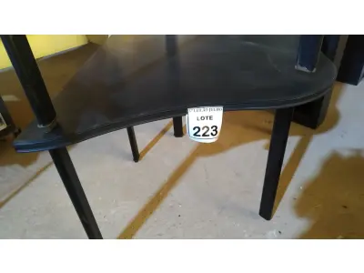 LOTE 223 - 01 MESA DE ESCRITÓRIO DE CANTO NA COR PRETA. (NO ESTADO) ATENÇÃO! FAZER A VISITAÇÃO ANTES DE ARREMATAR, NÃO SABEMOS SE FUNCIONA, LEILÃO NÃO TEM GARANTIA E NEM DEVOLUÇÃO, SUJEITO A POSSÍVEIS AVARIAS VISÍVEIS/OCULTAS E/OU AUSÊNCIA DE COMPONENTES.