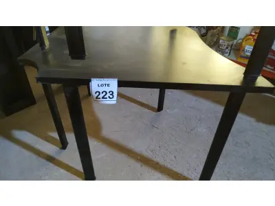 LOTE 223 - 01 MESA DE ESCRITÓRIO DE CANTO NA COR PRETA. (NO ESTADO) ATENÇÃO! FAZER A VISITAÇÃO ANTES DE ARREMATAR, NÃO SABEMOS SE FUNCIONA, LEILÃO NÃO TEM GARANTIA E NEM DEVOLUÇÃO, SUJEITO A POSSÍVEIS AVARIAS VISÍVEIS/OCULTAS E/OU AUSÊNCIA DE COMPONENTES.