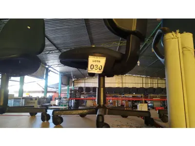 LOTE 030 - 01 CADEIRA GIRATÓRIA COM RODINHAS. (NO ESTADO) ATENÇÃO! FAZER A VISITAÇÃO ANTES DE ARREMATAR, NÃO SABEMOS SE FUNCIONA, LEILÃO NÃO TEM GARANTIA E NEM DEVOLUÇÃO, SUJEITO A POSSÍVEIS AVARIAS VISÍVEIS/OCULTAS E/OU AUSÊNCIA DE COMPONENTES.