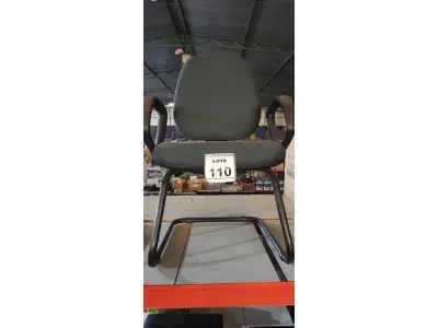 LOTE 110 - 01 CADEIRA DE ESCRITÓRIO COM PÉS FIXOS. (NO ESTADO) ATENÇÃO! FAZER A VISITAÇÃO ANTES DE ARREMATAR, NÃO SABEMOS SE FUNCIONA, LEILÃO NÃO TEM GARANTIA E NEM DEVOLUÇÃO, SUJEITO A POSSÍVEIS AVARIAS VISÍVEIS/OCULTAS E/OU AUSÊNCIA DE COMPONENTES.