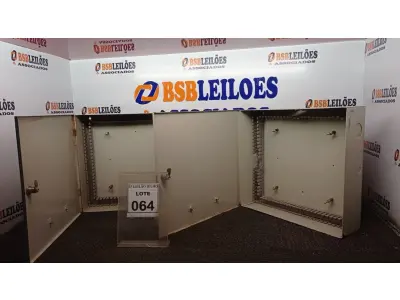 LOTE 064 - 02 QUADROS DE DISTRIBUIÇÃO DE METAL SENDO 01 COM PLACA ELETRÔNICA. (NO ESTADO) ATENÇÃO! FAZER A VISITAÇÃO ANTES DE ARREMATAR, NÃO SABEMOS SE FUNCIONA, LEILÃO NÃO TEM GARANTIA E NEM DEVOLUÇÃO, SUJEITO A POSSÍVEIS AVARIAS VISÍVEIS/OCULTAS E/OU AUSÊNCIA DE COMPONENTES.
