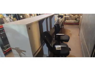 LOTE 133 - 02 BANCADAS 1,5M COM PORTA E 02 CADEIRAS DE ESCRITÓRIO GIRATÓRIAS COM RODINHAS. (NO ESTADO) ATENÇÃO! FAZER A VISITAÇÃO ANTES DE ARREMATAR, NÃO SABEMOS SE FUNCIONA, LEILÃO NÃO TEM GARANTIA E NEM DEVOLUÇÃO, SUJEITO A POSSÍVEIS AVARIAS VISÍVEIS/OCULTAS E/OU AUSÊNCIA DE COMPONENTES.