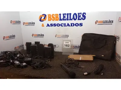 LOTE 162 - 01 BOLSA COM VÁRIAS CAIXAS DE SOM PARA PC E 01 MICROFONE COM CABOS. (NO ESTADO) ATENÇÃO! FAZER A VISITAÇÃO ANTES DE ARREMATAR, NÃO SABEMOS SE FUNCIONA, LEILÃO NÃO TEM GARANTIA E NEM DEVOLUÇÃO, SUJEITO A POSSÍVEIS AVARIAS VISÍVEIS/OCULTAS E/OU AUSÊNCIA DE COMPONENTES.