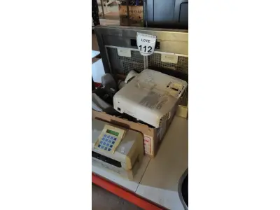 LOTE 112 - 01 COIFA EM INOX, 01 PROJETOR, UMA IMPRESSORA DE CHEQUES, E GRANDE QUANTIDADE DE CAIXINHAS DE SOM PARA PC. (NO ESTADO) ATENÇÃO! FAZER A VISITAÇÃO ANTES DE ARREMATAR, NÃO SABEMOS SE FUNCIONA, LEILÃO NÃO TEM GARANTIA E NEM DEVOLUÇÃO, SUJEITO A POSSÍVEIS AVARIAS VISÍVEIS/OCULTAS E/OU AUSÊNCIA DE COMPONENTES.