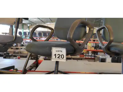 LOTE 120 - 01 CADEIRA DE ESCRITÓRIO COM PÉS FIXOS. (NO ESTADO) ATENÇÃO! FAZER A VISITAÇÃO ANTES DE ARREMATAR, NÃO SABEMOS SE FUNCIONA, LEILÃO NÃO TEM GARANTIA E NEM DEVOLUÇÃO, SUJEITO A POSSÍVEIS AVARIAS VISÍVEIS/OCULTAS E/OU AUSÊNCIA DE COMPONENTES.