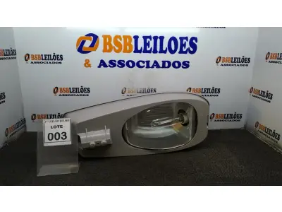 LOTE 003 - 01 LUMINÁRIA DE POSTE. (NO ESTADO) ATENÇÃO! FAZER A VISITAÇÃO ANTES DE ARREMATAR, NÃO SABEMOS SE FUNCIONA, LEILÃO NÃO TEM GARANTIA E NEM DEVOLUÇÃO, SUJEITO A POSSÍVEIS AVARIAS VISÍVEIS/OCULTAS E/OU AUSÊNCIA DE COMPONENTES.