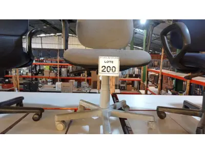 LOTE 200 - 01 CADEIRA DE ESCRITÓRIO GIRATÓRIA COM RODINHAS. (NO ESTADO) ATENÇÃO! FAZER A VISITAÇÃO ANTES DE ARREMATAR, NÃO SABEMOS SE FUNCIONA, LEILÃO NÃO TEM GARANTIA E NEM DEVOLUÇÃO, SUJEITO A POSSÍVEIS AVARIAS VISÍVEIS/OCULTAS E/OU AUSÊNCIA DE COMPONENTES.