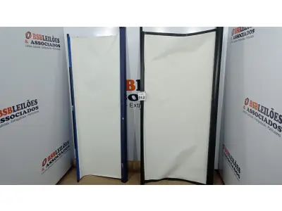 LOTE 082 - 02 TELAS DE PROJEÇÃO RETRÁTIL. (NO ESTADO) ATENÇÃO! FAZER A VISITAÇÃO ANTES DE ARREMATAR, NÃO SABEMOS SE FUNCIONA, LEILÃO NÃO TEM GARANTIA E NEM DEVOLUÇÃO, SUJEITO A POSSÍVEIS AVARIAS VISÍVEIS/OCULTAS E/OU AUSÊNCIA DE COMPONENTES.