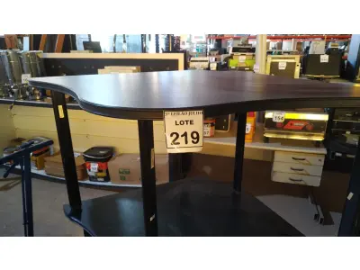 LOTE 219 - 01 MESA DE ESCRITÓRIO DE CANTO NA COR PRETA. (NO ESTADO) ATENÇÃO! FAZER A VISITAÇÃO ANTES DE ARREMATAR, NÃO SABEMOS SE FUNCIONA, LEILÃO NÃO TEM GARANTIA E NEM DEVOLUÇÃO, SUJEITO A POSSÍVEIS AVARIAS VISÍVEIS/OCULTAS E/OU AUSÊNCIA DE COMPONENTES.