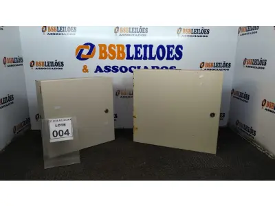 LOTE 004 - 02 QUADROS DE DISTRIBUIÇÃO DE METAL SENDO 01 COM PLACA ELETRÔNICA. (NO ESTADO) ATENÇÃO! FAZER A VISITAÇÃO ANTES DE ARREMATAR, NÃO SABEMOS SE FUNCIONA, LEILÃO NÃO TEM GARANTIA E NEM DEVOLUÇÃO, SUJEITO A POSSÍVEIS AVARIAS VISÍVEIS/OCULTAS E/OU AUSÊNCIA DE COMPONENTES.