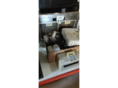 LOTE 112 - 01 COIFA EM INOX, 01 PROJETOR, UMA IMPRESSORA DE CHEQUES, E GRANDE QUANTIDADE DE CAIXINHAS DE SOM PARA PC. (NO ESTADO) ATENÇÃO! FAZER A VISITAÇÃO ANTES DE ARREMATAR, NÃO SABEMOS SE FUNCIONA, LEILÃO NÃO TEM GARANTIA E NEM DEVOLUÇÃO, SUJEITO A POSSÍVEIS AVARIAS VISÍVEIS/OCULTAS E/OU AUSÊNCIA DE COMPONENTES.