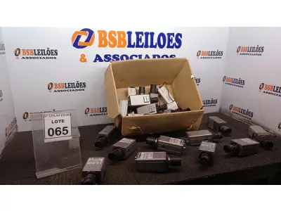 LOTE 065 - 01 LOTE COM GRANDE QUANTIDADE DE CÂMERAS DE MONITORAMENTO DE MARCAS E MODELOS VARIADOS (NO ESTADO) ATENÇÃO! FAZER A VISITAÇÃO ANTES DE ARREMATAR, NÃO SABEMOS SE FUNCIONA, LEILÃO NÃO TEM GARANTIA E NEM DEVOLUÇÃO, SUJEITO A POSSÍVEIS AVARIAS VISÍVEIS/OCULTAS E/OU AUSÊNCIA DE COMPONENTES.