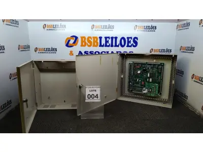 LOTE 004 - 02 QUADROS DE DISTRIBUIÇÃO DE METAL SENDO 01 COM PLACA ELETRÔNICA. (NO ESTADO) ATENÇÃO! FAZER A VISITAÇÃO ANTES DE ARREMATAR, NÃO SABEMOS SE FUNCIONA, LEILÃO NÃO TEM GARANTIA E NEM DEVOLUÇÃO, SUJEITO A POSSÍVEIS AVARIAS VISÍVEIS/OCULTAS E/OU AUSÊNCIA DE COMPONENTES.
