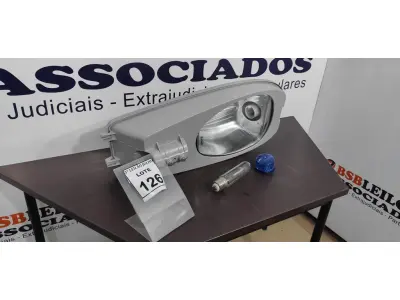 LOTE 126 - 01 LUMINÁRIA DE POSTE. (NO ESTADO) ATENÇÃO! FAZER A VISITAÇÃO ANTES DE ARREMATAR, NÃO SABEMOS SE FUNCIONA, LEILÃO NÃO TEM GARANTIA E NEM DEVOLUÇÃO, SUJEITO A POSSÍVEIS AVARIAS VISÍVEIS/OCULTAS E/OU AUSÊNCIA DE COMPONENTES.