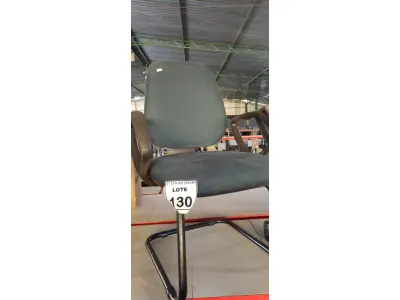 LOTE 130 - 01 CADEIRA DE ESCRITÓRIO COM PÉS FIXOS. (NO ESTADO) ATENÇÃO! FAZER A VISITAÇÃO ANTES DE ARREMATAR, NÃO SABEMOS SE FUNCIONA, LEILÃO NÃO TEM GARANTIA E NEM DEVOLUÇÃO, SUJEITO A POSSÍVEIS AVARIAS VISÍVEIS/OCULTAS E/OU AUSÊNCIA DE COMPONENTES.