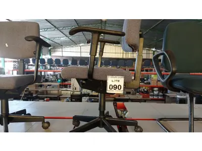 LOTE 090 - 01 CADEIRA GIRATÓRIA COM RODINHAS. (NO ESTADO) ATENÇÃO! FAZER A VISITAÇÃO ANTES DE ARREMATAR, NÃO SABEMOS SE FUNCIONA, LEILÃO NÃO TEM GARANTIA E NEM DEVOLUÇÃO, SUJEITO A POSSÍVEIS AVARIAS VISÍVEIS/OCULTAS E/OU AUSÊNCIA DE COMPONENTES.