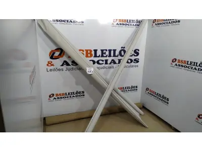 LOTE 033 - 02 PERSIANAS BLACKOUT NA COR BRANCO GELO. (NO ESTADO) ATENÇÃO! FAZER A VISITAÇÃO ANTES DE ARREMATAR, NÃO SABEMOS SE FUNCIONA, LEILÃO NÃO TEM GARANTIA E NEM DEVOLUÇÃO, SUJEITO A POSSÍVEIS AVARIAS VISÍVEIS/OCULTAS E/OU AUSÊNCIA DE COMPONENTES.