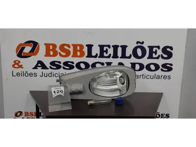 LOTE 126 - 01 LUMINÁRIA DE POSTE. (NO ESTADO) ATENÇÃO! FAZER A VISITAÇÃO ANTES DE ARREMATAR, NÃO SABEMOS SE FUNCIONA, LEILÃO NÃO TEM GARANTIA E NEM DEVOLUÇÃO, SUJEITO A POSSÍVEIS AVARIAS VISÍVEIS/OCULTAS E/OU AUSÊNCIA DE COMPONENTES.