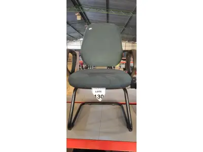 LOTE 130 - 01 CADEIRA DE ESCRITÓRIO COM PÉS FIXOS. (NO ESTADO) ATENÇÃO! FAZER A VISITAÇÃO ANTES DE ARREMATAR, NÃO SABEMOS SE FUNCIONA, LEILÃO NÃO TEM GARANTIA E NEM DEVOLUÇÃO, SUJEITO A POSSÍVEIS AVARIAS VISÍVEIS/OCULTAS E/OU AUSÊNCIA DE COMPONENTES.