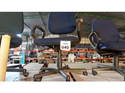 LOTE 040 - 01 CADEIRA GIRATÓRIA COM RODINHAS. (NO ESTADO) ATENÇÃO! FAZER A VISITAÇÃO ANTES DE ARREMATAR, NÃO SABEMOS SE FUNCIONA, LEILÃO NÃO TEM GARANTIA E NEM DEVOLUÇÃO, SUJEITO A POSSÍVEIS AVARIAS VISÍVEIS/OCULTAS E/OU AUSÊNCIA DE COMPONENTES.