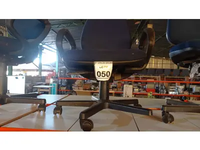 LOTE 050 - 01 CADEIRA GIRATÓRIA COM RODINHAS. (NO ESTADO) ATENÇÃO! FAZER A VISITAÇÃO ANTES DE ARREMATAR, NÃO SABEMOS SE FUNCIONA, LEILÃO NÃO TEM GARANTIA E NEM DEVOLUÇÃO, SUJEITO A POSSÍVEIS AVARIAS VISÍVEIS/OCULTAS E/OU AUSÊNCIA DE COMPONENTES.
