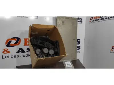 LOTE 121 - 01 QUADRO ELÉTRICO, 01 LOTE COM CAIXAS DE LUZ PARA LAJOTA. (NO ESTADO) ATENÇÃO! FAZER A VISITAÇÃO ANTES DE ARREMATAR, NÃO SABEMOS SE FUNCIONA. LEILÃO NÃO TEM GARANTIA E NEM DEVOLUÇÃO, SUJEITO A POSSÍVEIS AVARIAS VISÍVEIS/OCULTAS E/OU AUSÊNCIA DE COMPONENTES.